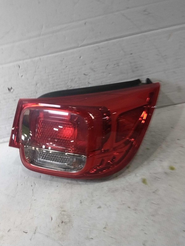 2015 Chevrolet Malibu Right Tail Light Assembly Tan 462264 129K Miles Used