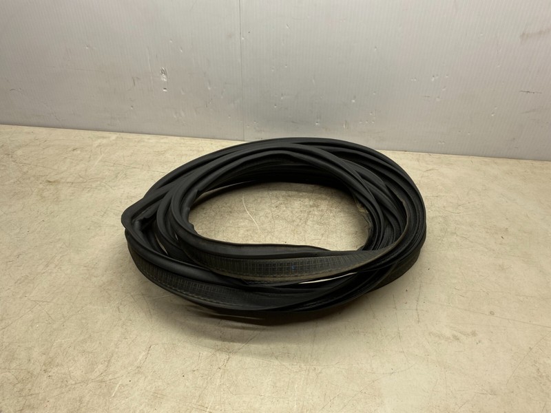2015-2019 SUBARU OUTBACK REAR HATCH LIFT GATE BODY MOUNTED RUBBER SEAL