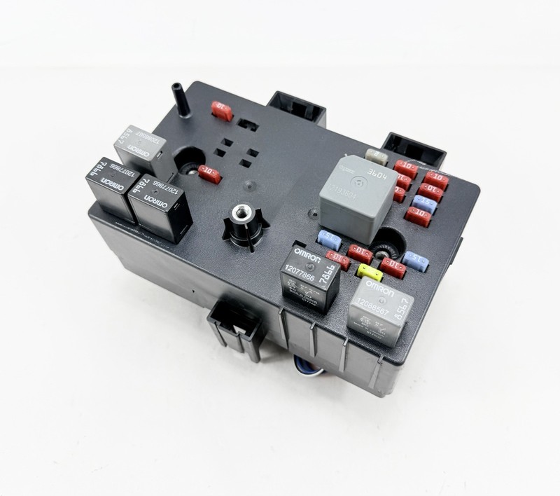 2005-2007 Chevrolet Equinox Saturn Vue Dash Junction Fuse Box Block OEM 15774918