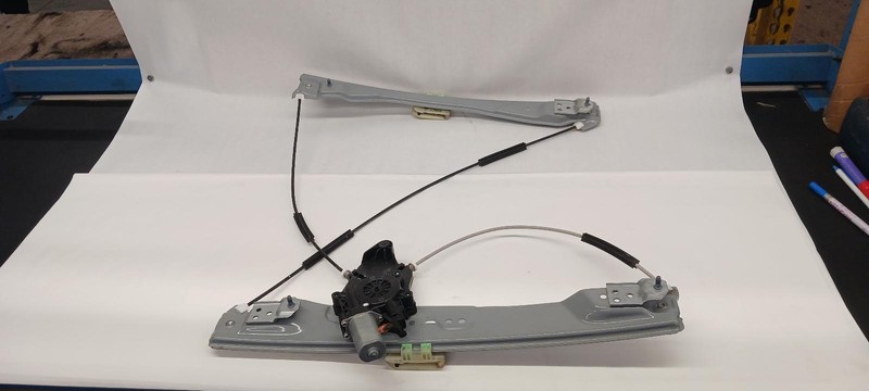 20-'24 CHEVROLET SILVERADO 2500 Reg Cab passenger Window Regulator w/motor OEM