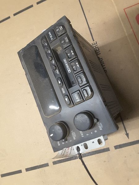 96 97 98 99 LESABRE AUDIO EQUIPMENT AM-MONO-FM-STEREO-CASSETTE 93987