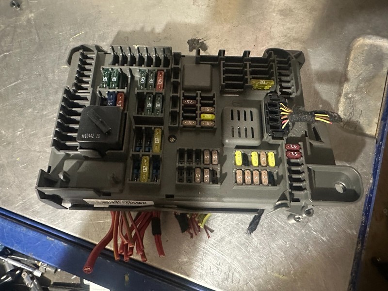 07-13 BMW X5 X6 OEM REAR TRUNK MOUNTED ENGINE INTERIOR FUSEBOX FUSE BOX MODULE
