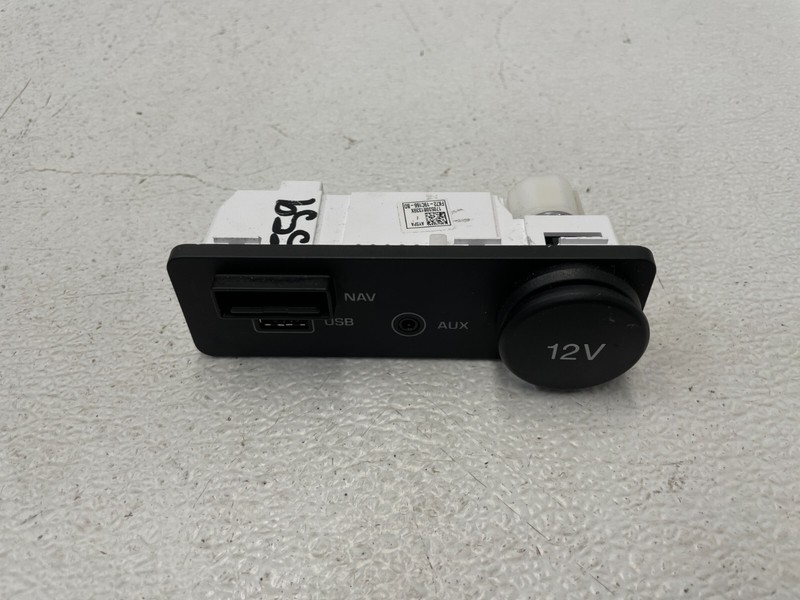 17 18 19 20 Jaguar F-Pace Center Console USB AUX 12V Socket 1559 OEM
