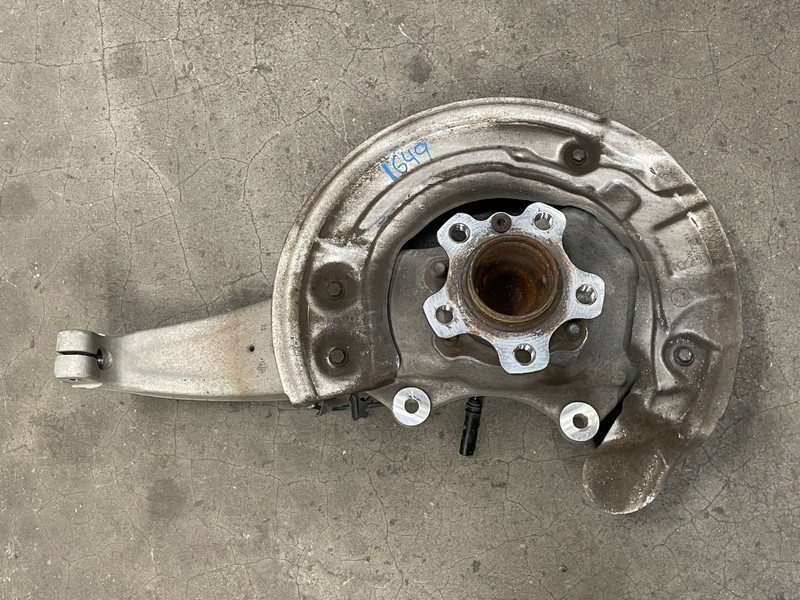 17-19 BMW G30 540i 530i Front Right Passenger Spindle Knuckle Hub RWD 1649 OEM