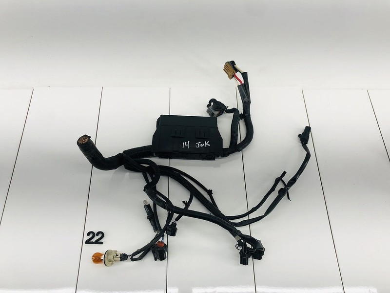 2014 NISSAN JUKE 1.6L L4 GAS ENGINE COMPARTMENT FUSE BOX & WIRING CABLE OEM