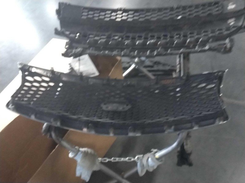2015 INFINITI Q70 Grille OEM White 623104AM0B 4DR SED WHT 123K Mileage