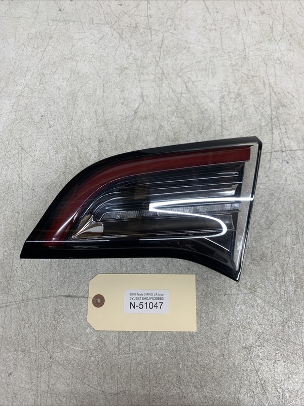2021-2023 Tesla 3 TAILLIGHT Tail Light Lid RH 3-pin 1077402-00-C 51047 B17