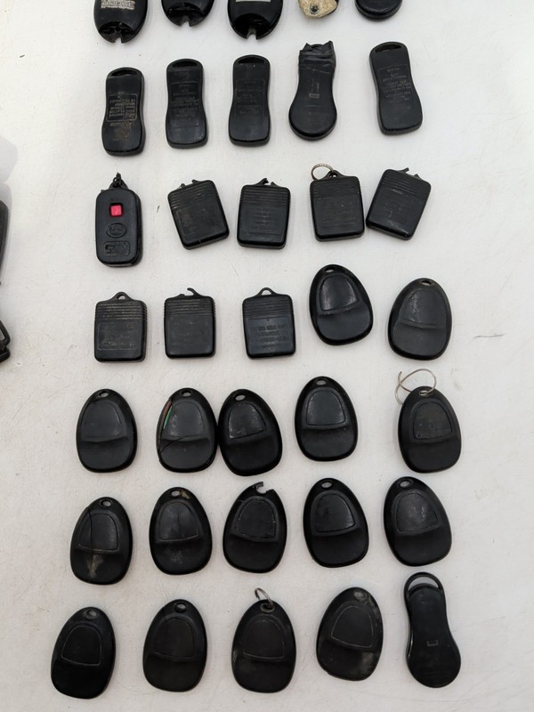 35 LOT OF KEY FOBS KEYLESS ENTRY Jeep Chrysler Subaru, Misc- 35