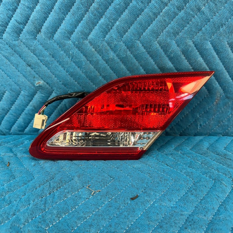 2005–2010 TOYOTA AVALON Right Inner Tail Light81590AC020 OEM
