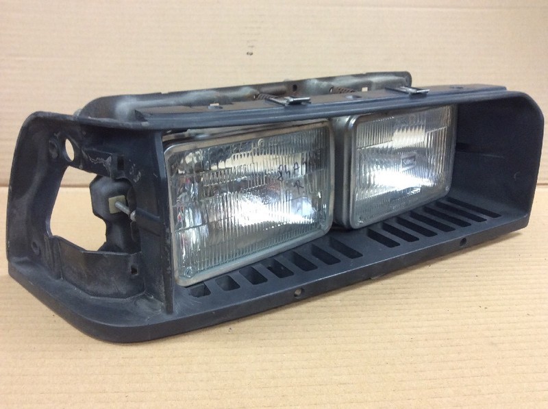 84 85 1984 1985 Accord 4DR Sedan Right Headlight With Bezel Used OEM
