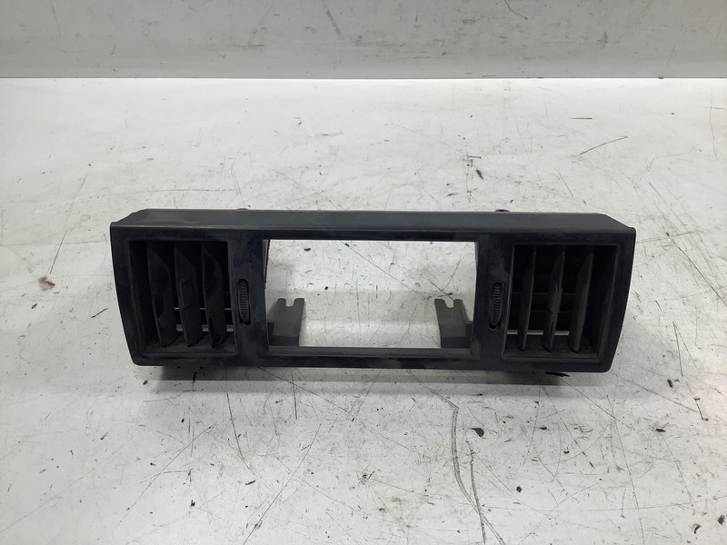 83-87 Honda Prelude 1.8L EX Dash Vent / Fresh Air Black 64414-SB0 OEM