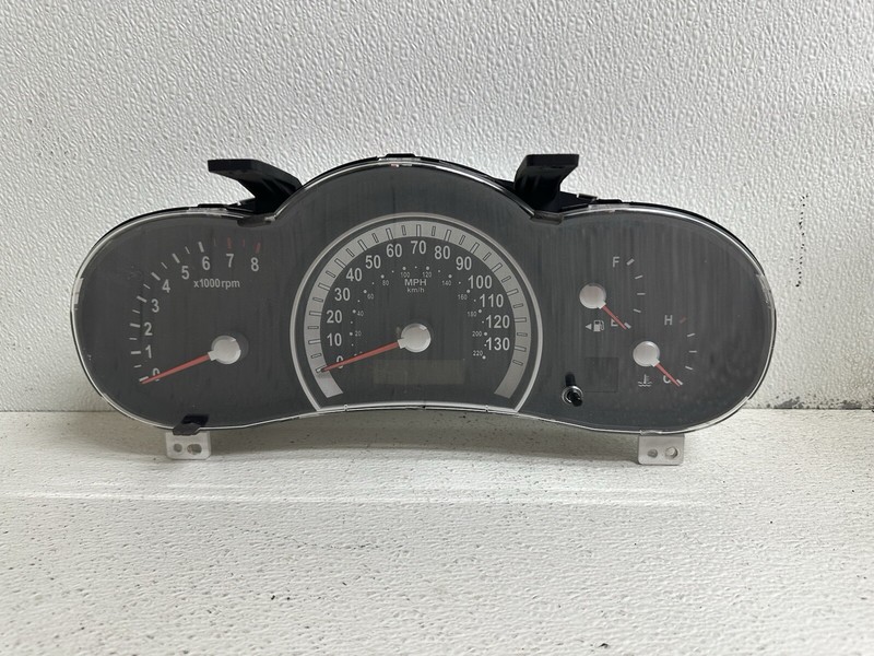 2007 Hyundai Entourage Cluster Speedometer tach gauges instrument panel oem