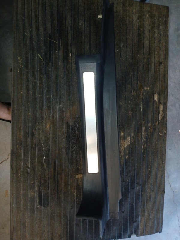 05-07 Mercedes-Benz W203 Sedan Door Seal Scuff Plate Left Rear