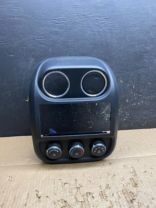 2009-2013 Jeep Patriot Dash Climate Temperature Control Radio Bezel OEM V7473 DG