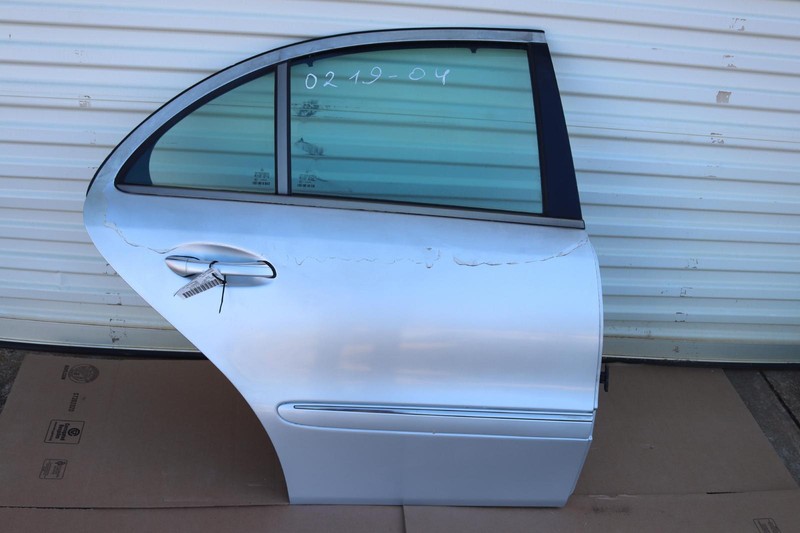 2003-2009 MERCEDES E-CLASS E320 W211 REAR RIGHT SIDE DOOR PANEL W/ GLASS OEM