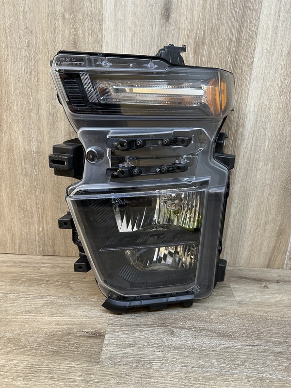 2024 SILVERADO 2500 / 3500 LH HEADLIGHT ASSY OEM PART # 86531649