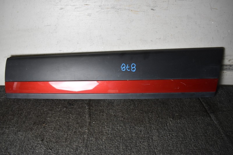2017-2019 RANGE ROVER VELAR DOOR MOLDING RIGHT FRONT J8A2-21064-B
