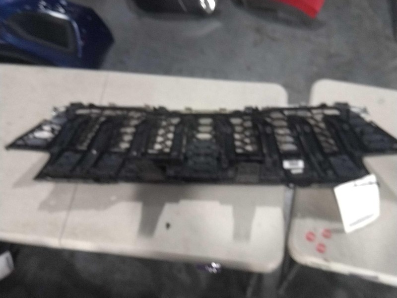 2022 KIA Carnival Grille Silver OEM 86350R0000 47000 Miles Used