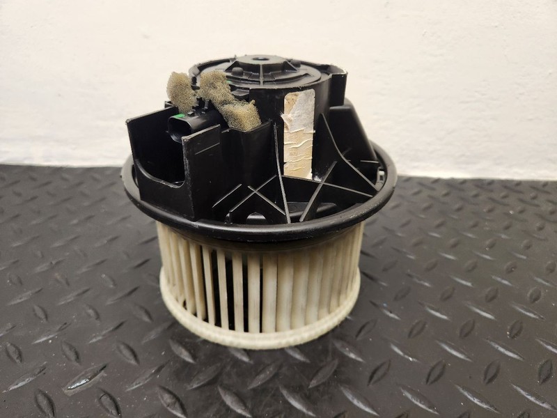 02-04 Jeep Liberty A/C Heater Blower Motor Twist Lock OEM 05066553AA