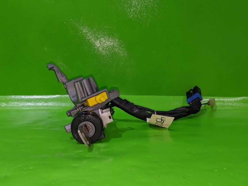 02-05 SEDONA IGNITION SWITCH CYLINDER HOUSING W/KEY OEM 4502-4