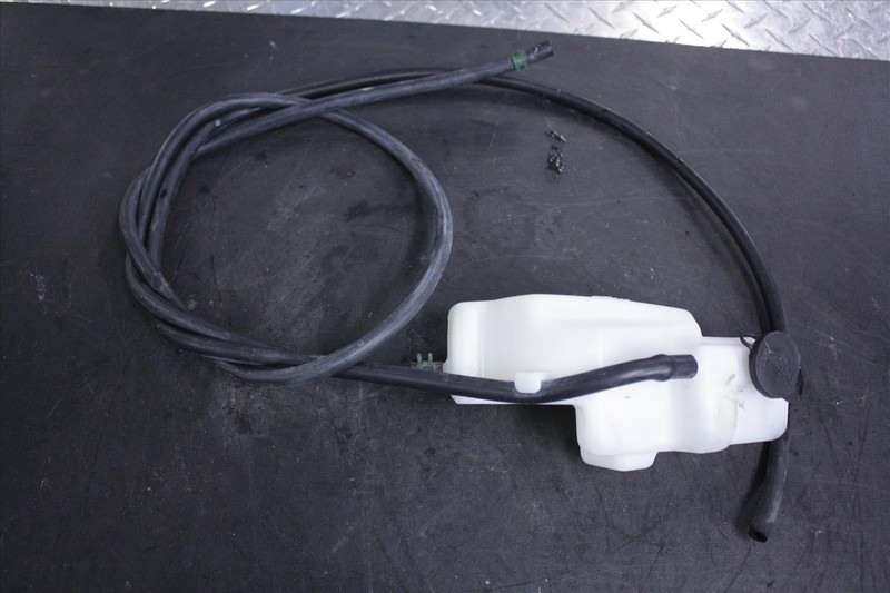 05 TRIUMPH DAYTONA 650 COOLANT WATER OVERFLOW TANK CONTAINER WITH HOSES 65