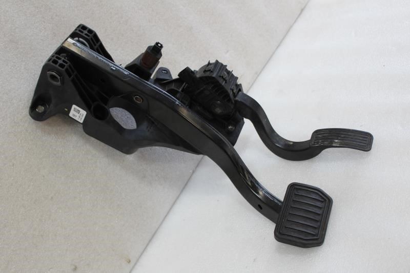 2020 2021 2022 2023 TESLA MODEL Y ACCELERATOR AND BRAKE PEDALS 1188691-00-B