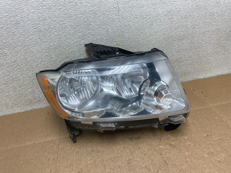 2011-2013 Jeep Grand Cherokee Right Passenger Halogen Headlight Y8814 DW