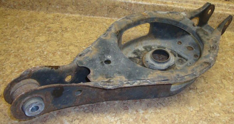 2005 Nissan Altima 2.5S 2.5 L S SL Rear Back Suspension Spring Mount Carrior 02