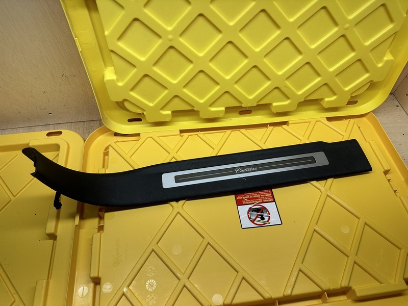 2015-2020 ESCALADE ESV RH PASSENGER REAR LIGHTED SILL PLATE KICK PANEL 22825103