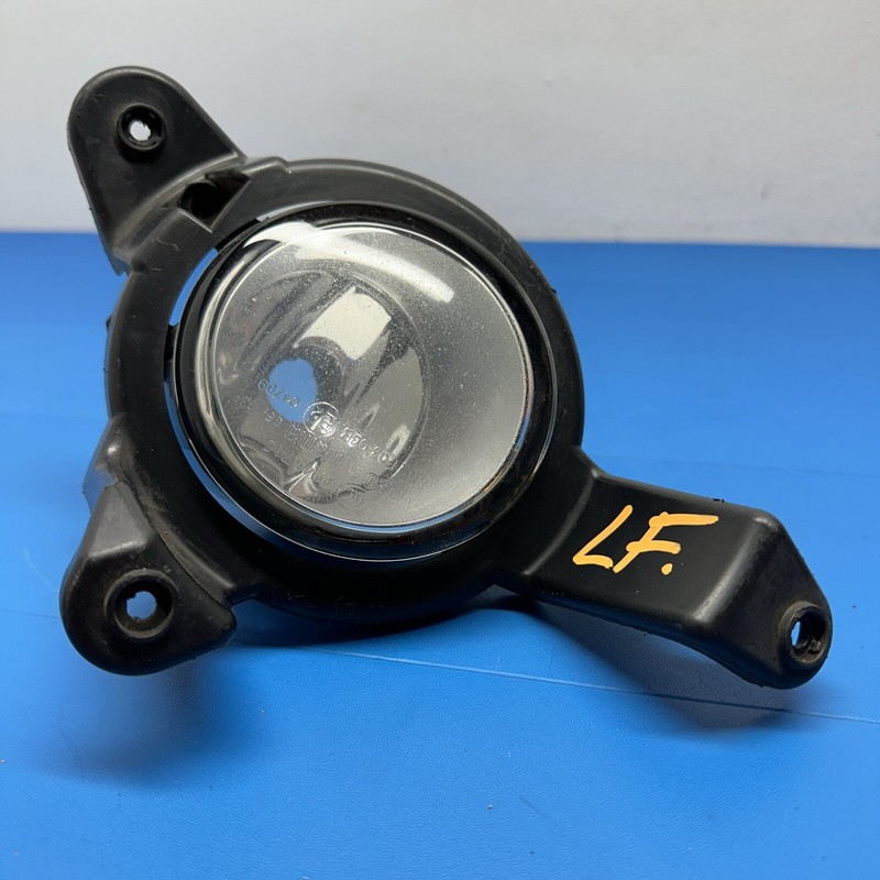305610 | 2018 2019 TOYOTA C-HR FRONTFOG LIGHTOEM LEFT Halogen LH W/Bracket