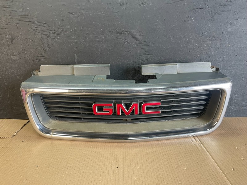 1998 to 2005 GMC Jimmy Sonoma Front Grille Grill OEM AE3521 DG
