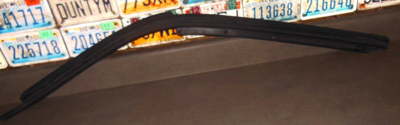2003 Jeep Liberty Sport 3.7L 3.7 Right Front Window Seal Door Weather Stripping