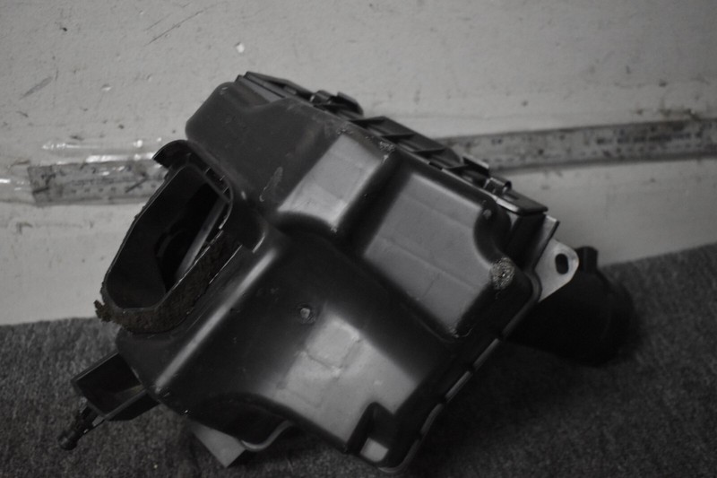 NISSAN AIR FILTER HOUSING FACTORY OEM