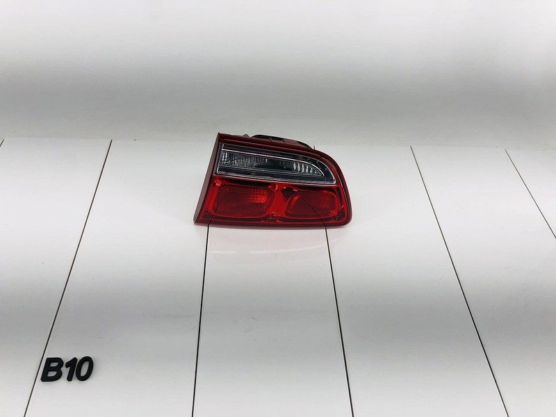 16-18 KIA SORENTO REAR RIGHT PASSENGER SIDE INNER TAIL LIGHT BRAKE STOP LAMP OEM