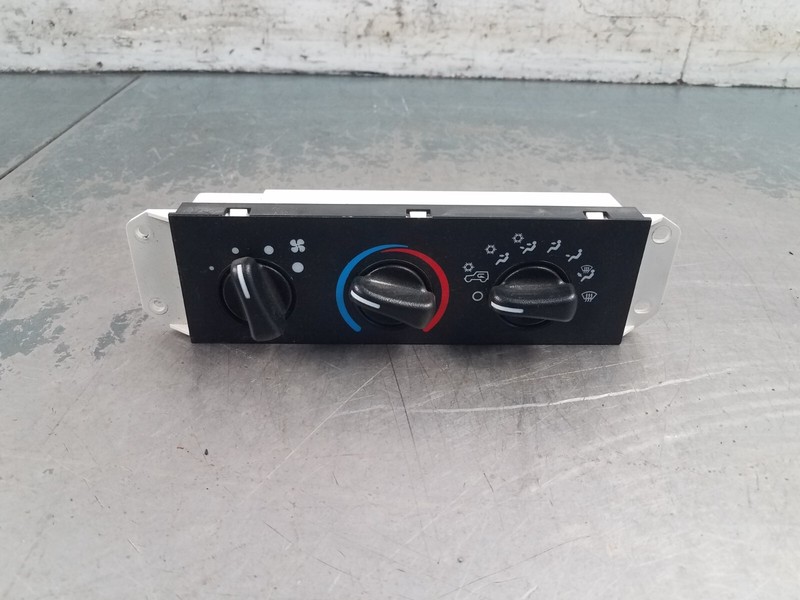 2004 Jeep Wrangler TJ Rubicon 4x4 Climate Control Panel #2410 Q5