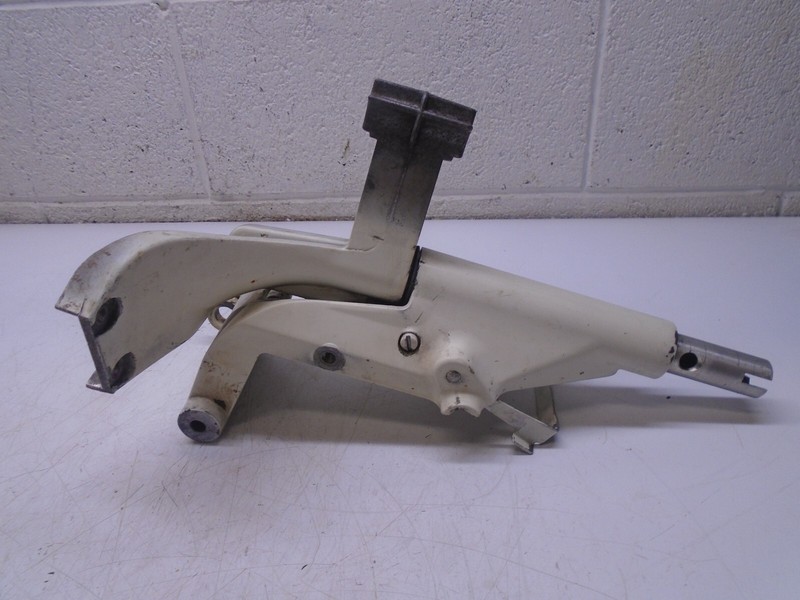 BB3 Chrysler Outboard 9.9hp Model 921 SN 1412 Swivel & Swivel Bracket FS 286072
