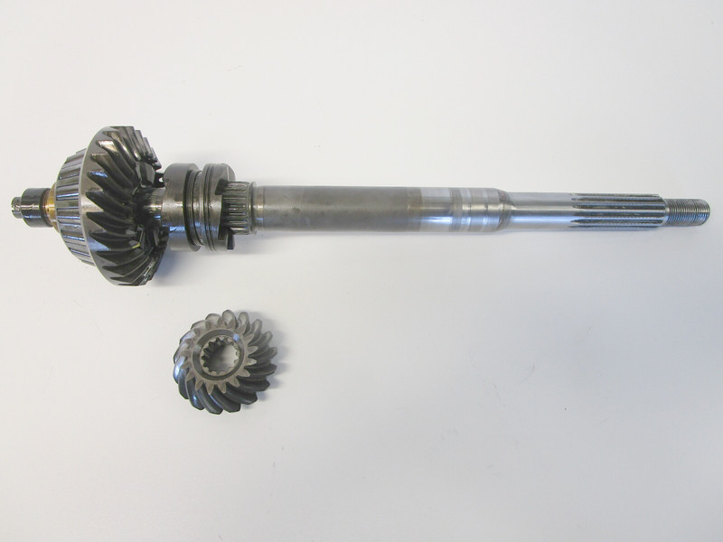 42933A2 824110 Mercruiser Alpha One 17/28 Forward+Pinion Gear & Propeller Shaft