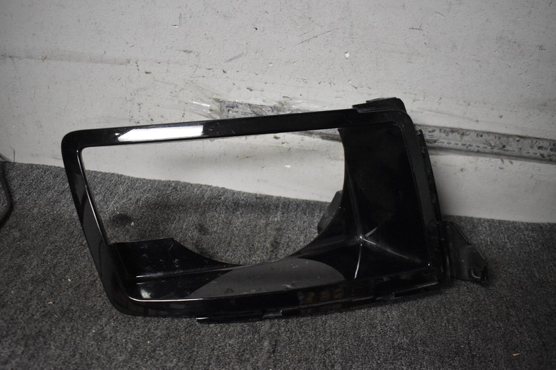 2020-2021 LAND ROVER DEFENDER RIGHT LIGHT BEZEL FACTORY OEM