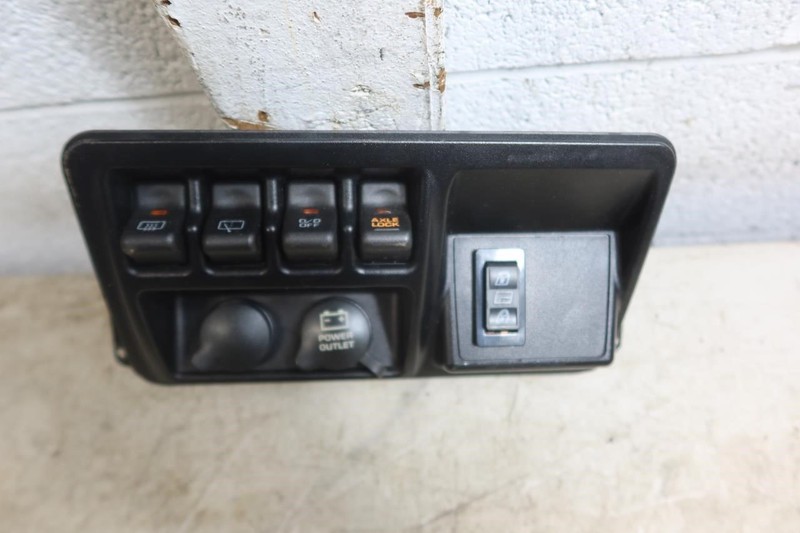 2003-2006 Jeep Wrangler TJ Rubicon OEM Axle Lock Center Dash Switch 56047076