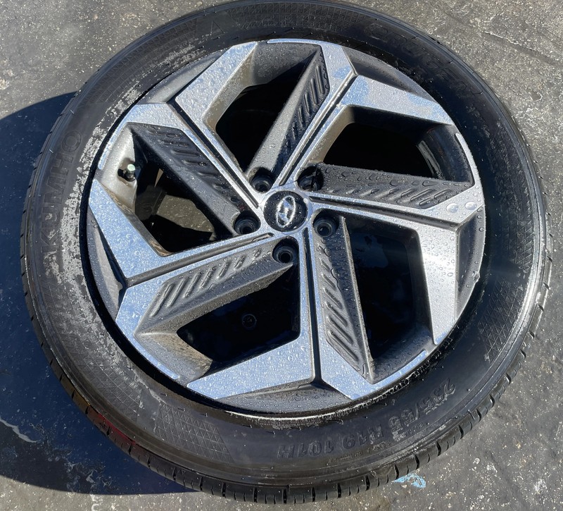 22-24 HYUNDAI TUCSON 19x7.5 5 SPLIT SPOKE ALLOY WHEEL W/TIRE (ONLY#1) # 106107