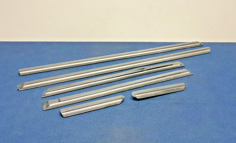 85–91 Early E30 318i 325e 325i 325iX Sedan Side Body Door Trim Molding Set OEM