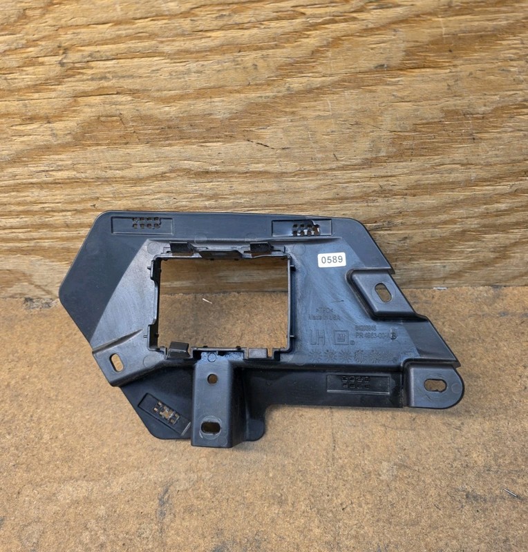 2020 21 22 23 2024 Cadillac XT6 Front Upper Bumper Blind Spot Bracket Left OEM