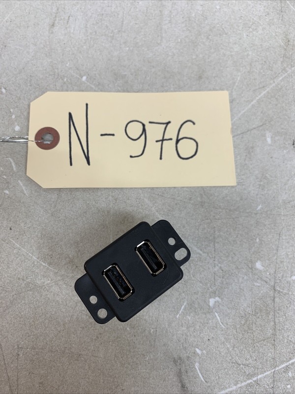 2019 Tesla Model S USB Ports MediaHUB OEM PN:1004815-01-B 976 B3
