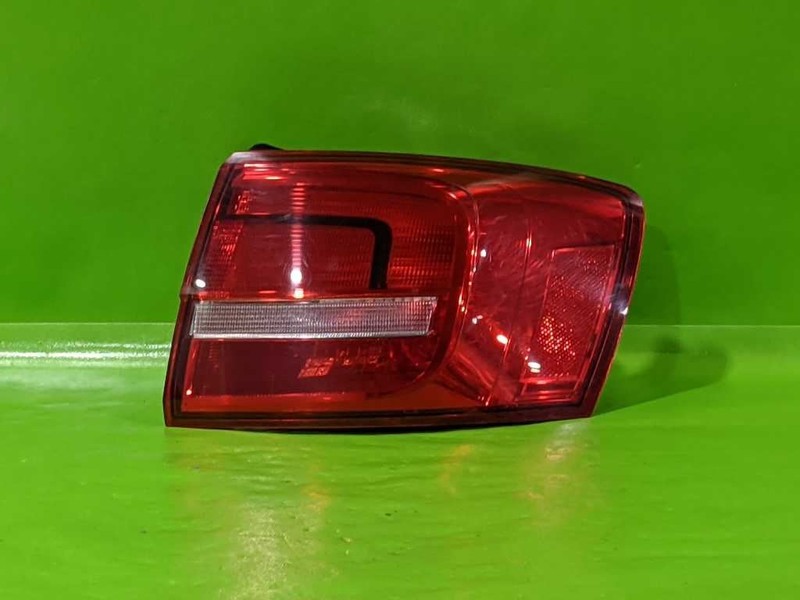 15 16 JETTA PASSENGER RIGHT QUARTER TAILLIGHT LAMP INCANDESCENT OEM 4524-53