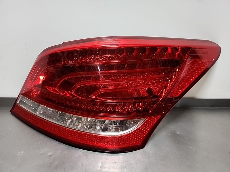 OE RH 2011 - 2016 HYUNDAI EQUUS REAR RIGHT LED TAIL LIGHT BRAKE LAMP 92402-3N010