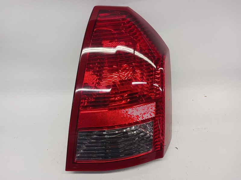 05-'07 CHRYSLER 300 Right Passenger Taillight OEM Grade B Condition!