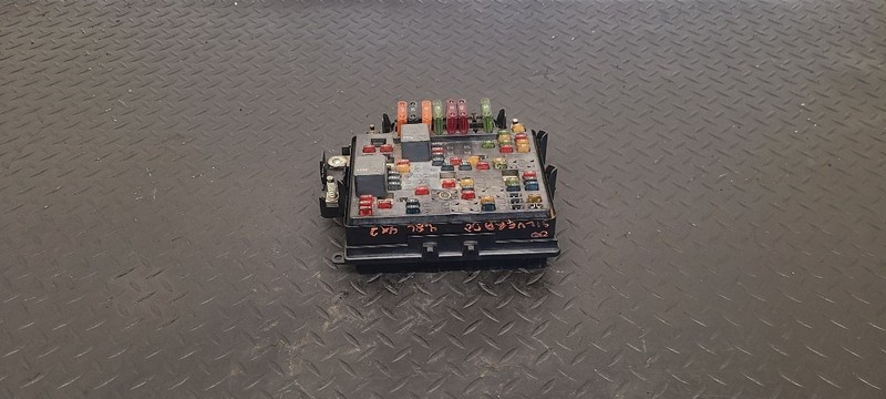 99-02 Chevrolet Silverado 4.8L 4x2 Fuse Relay Box OEM 15328806
