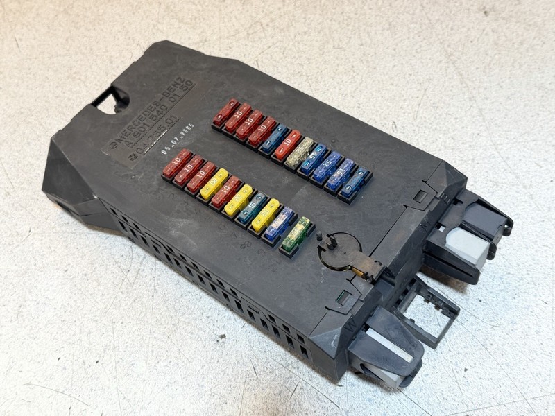 04-06 Dodge Mercedes Sprinter T1N Steering Column Main Fuse Relay Junction Box