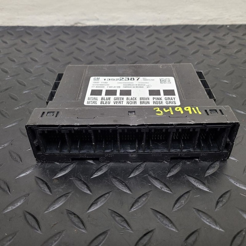 18-21 Chevrolet Traverse BCM Body Control Module OEM 13522387