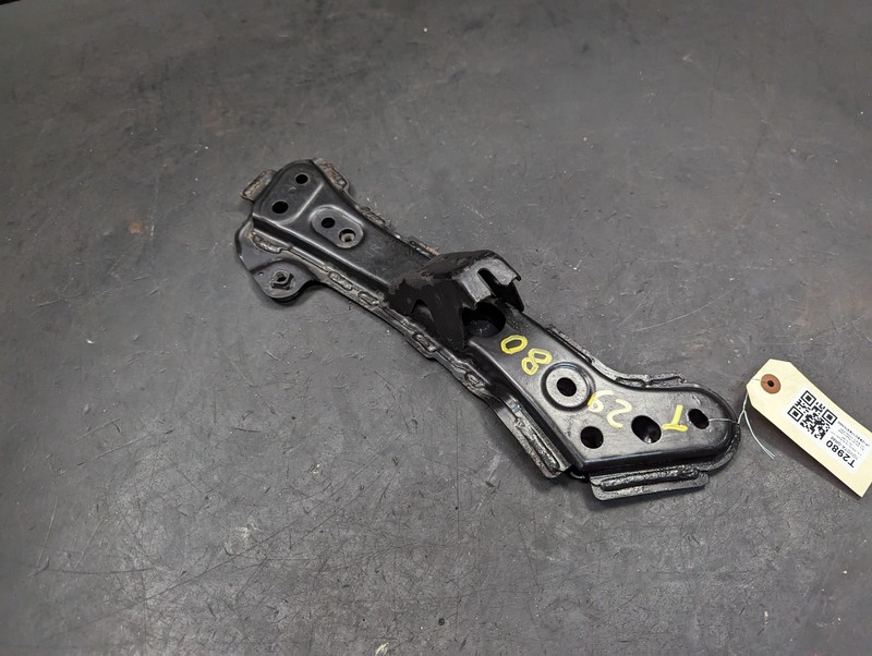 Front Stabilizer Bar Right Support Bracket 2022 Toyota GR86 SU003-08890 2023